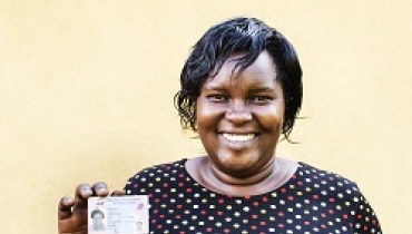Women with ID card. Photo: Daniel Silva Yashisato